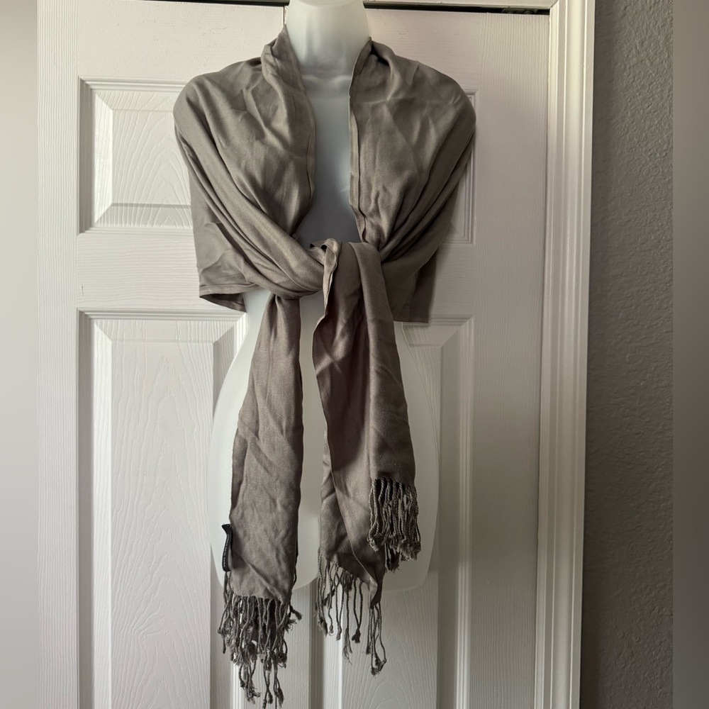🌷 Jones New York Grey Evening Scarf Wrap